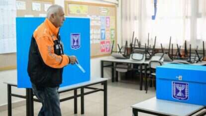 מצביע בקלפי, בחירות 2020. למצולם אין קשר לכתבה. | פלאש 90