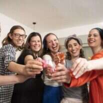 נשים חוגגות, אילוסטרציה. | שריה דיאמנט