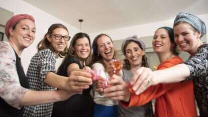 נשים חוגגות, אילוסטרציה. | שריה דיאמנט