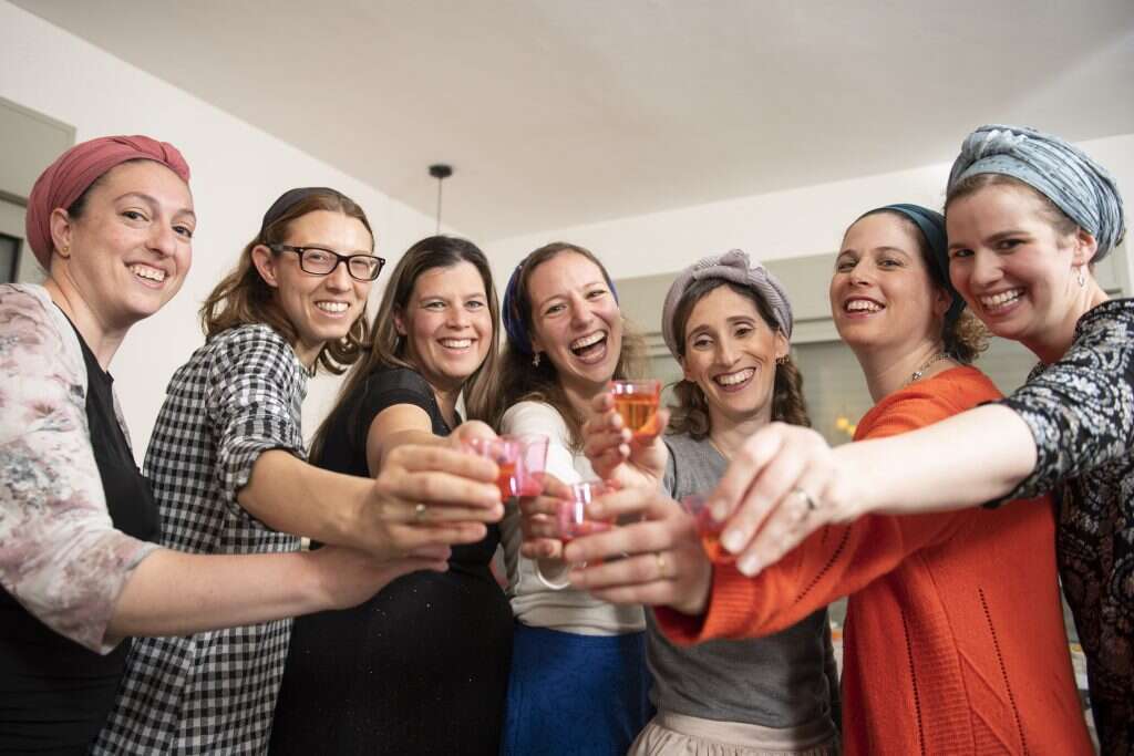 נשים חוגגות, אילוסטרציה. | שריה דיאמנט