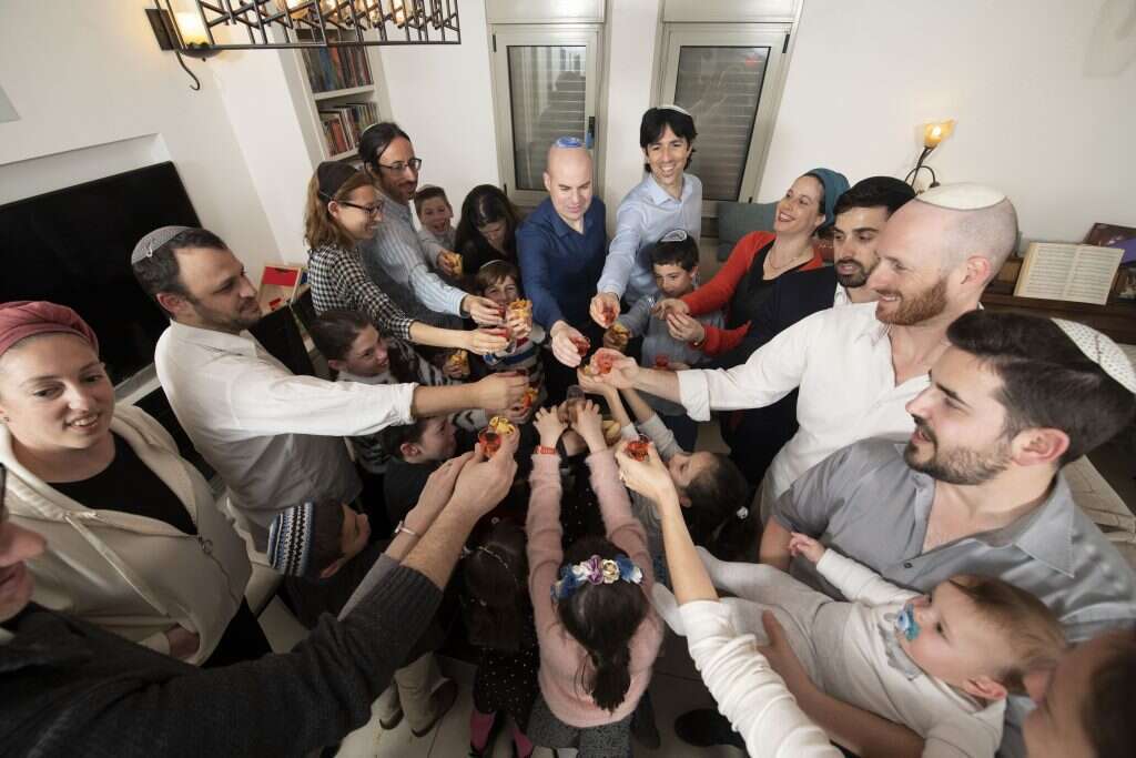 מימין: דב וינר, ג'וש הרו, ביני זומר, ארי הרו, אלי ספרונג, יוני ראף, דניאל דמבוריץ ואיץ ראב