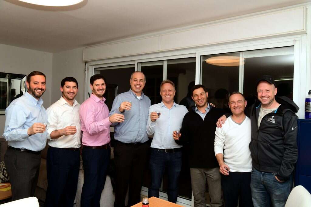 מימין: דב וינר, ג'וש הרו, ביני זומר, ארי הרו, אלי ספרונג, יוני ראף, דניאל דמבוריץ ואיץ ראב. | יוסי זליגר