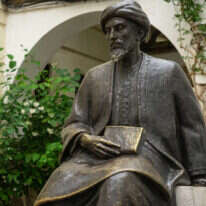 פסל שמיוחס לרמב"ם. | שאטרסטוק