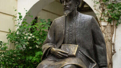 פסל שמיוחס לרמב"ם. | שאטרסטוק