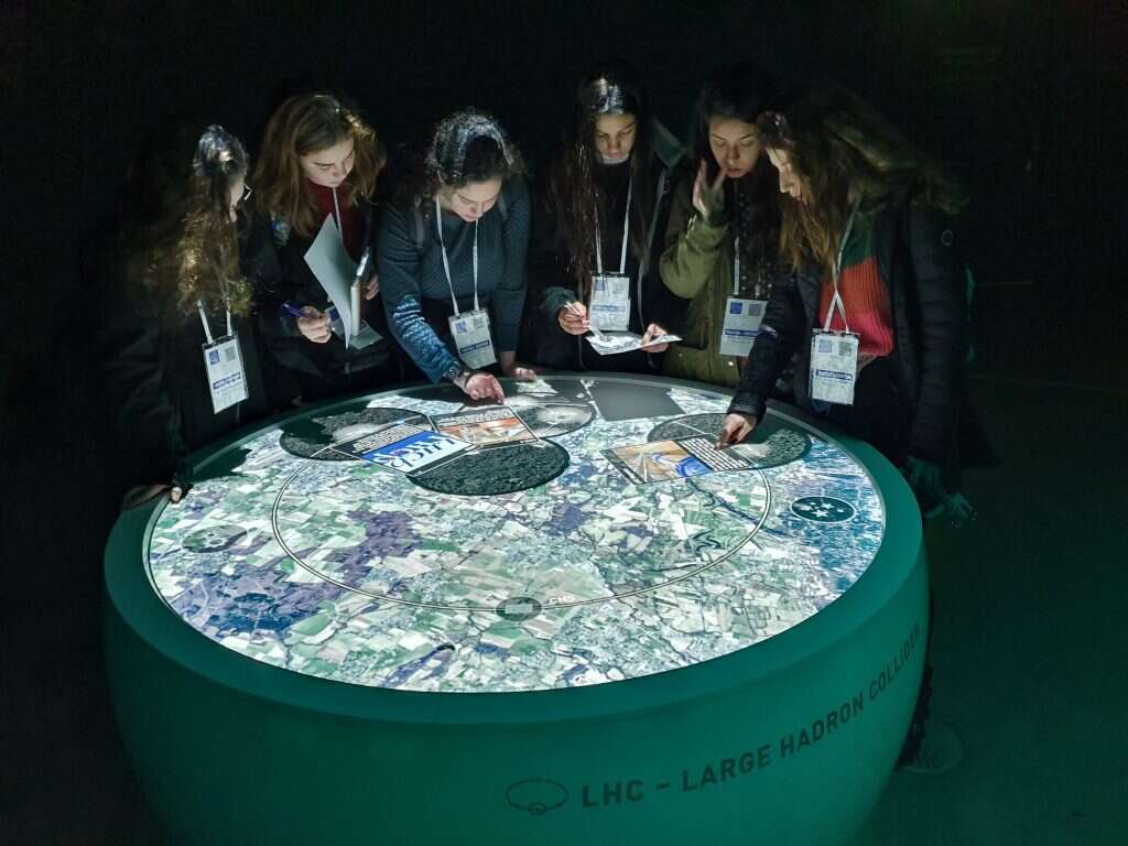 הבנות במוזיאון הגלוב