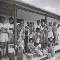 עולים מתימן בגבעת יערים ממתינים לתורם להצביע לכנסת ה-2, 1951 | אלדן דוד, לע"מ