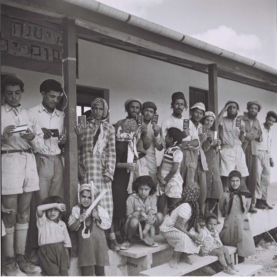 עולים מתימן בגבעת יערים ממתינים לתורם להצביע לכנסת ה-2, 1951 | אלדן דוד, לע"מ