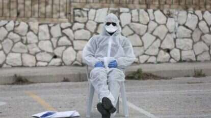 ישראלי בחליפת בידוד. | EPA