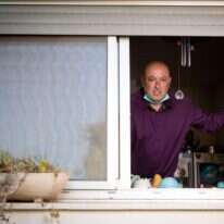 פרופ' גרוטו בחלון ביתו, השבוע. | אריק סולטן