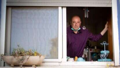 פרופ' גרוטו בחלון ביתו, השבוע. | אריק סולטן