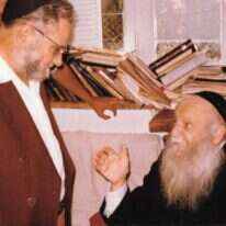 הספר קובע שהרצי"ה היה הוגה עצמאי שמשנתו יונקת ממקורות תלמודיים וקבליים ומשתמשת בטרמינולוגיה פילוסופית. הרב צבי יהודה קוק עם הרב יהודא אשכנזי, "מניטו". | מכון מניטו, באדיבות המשפחה