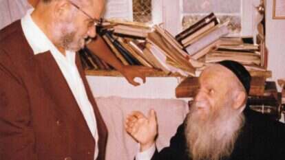 הספר קובע שהרצי"ה היה הוגה עצמאי שמשנתו יונקת ממקורות תלמודיים וקבליים ומשתמשת בטרמינולוגיה פילוסופית. הרב צבי יהודה קוק עם הרב יהודא אשכנזי, "מניטו". | מכון מניטו, באדיבות המשפחה