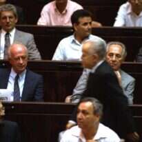 פרס, שמיר (עומד) ורבין בכנסת, 1992. | זיו קורן, לע"מ