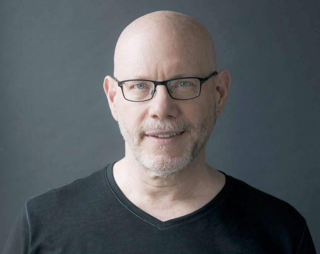 לואיס ארון. | Tanvi Sambrani