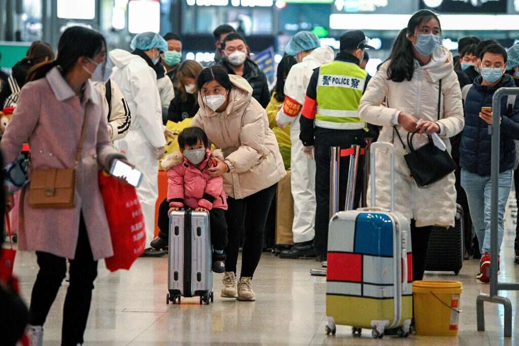אובדי עצות למול הנגיף המתפשט במהירות. תחנת רכבת בשנגחאי. | AFP