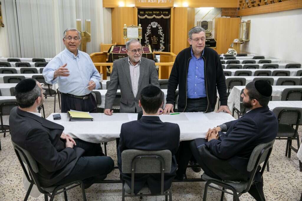 שש קהילות, שלושה שופטים, ואחד אלוקינו. עומדים מימין לשמאל: הגבאי מתי רייפין, היו"ר מאיר צולשן והגזבר רמי סבאן. | יוסי אלוני