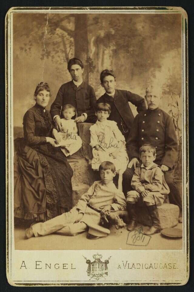 סממנים של התבוללות. יוסף טרומפלדור (מימין למטה) עם הוריו ואחיו. | באדיבות האוסף הלאומי לתצלומים על שם משפחת פריצקר, הספריה הלאומית