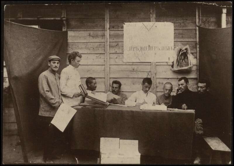 מאמרים ציוניים ברוסית וביידיש. מערכת העיתון "דער יודעשער" של השבויים היהודים ביפן, 1905. צילומים: באדיבות האוסף הלאומי לתצלומים על שם משפחת פריצקר, הספריה הלאומית