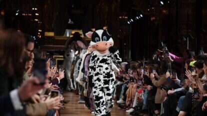 תצוגה של סטלה מקרטני במהלך שבוע האופנה בפריז. | Getty Images