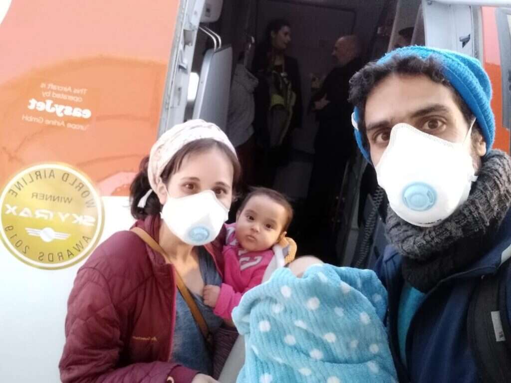 אוריה ודבורה לזר וילדיהם בדרכם לישראל