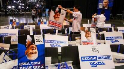 מתנדבים מסרים שלטי ליכוד בליל הבחירות. | AFP