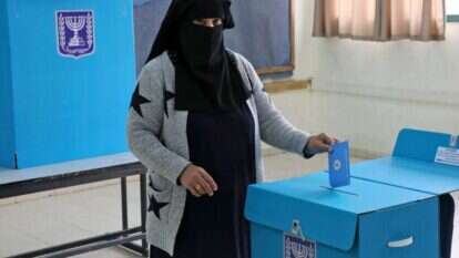 מצביעה בנגב. למצולמת אין קשר לכתבה. | AFP מצביעה בנגב. למצולמת אין קשר לכתבה. | AFP