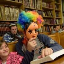 קריאת מגילת אסתר במושב צפריה. | יוסי זליגר