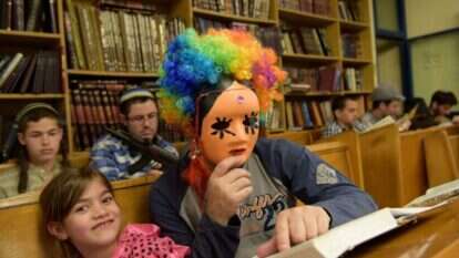 קריאת מגילת אסתר במושב צפריה. | יוסי זליגר