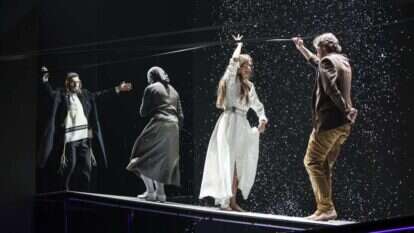 בין הנדודים לישיבת הקבע בוחרת ההצגה בנדודים. | ישעיה פיינברג