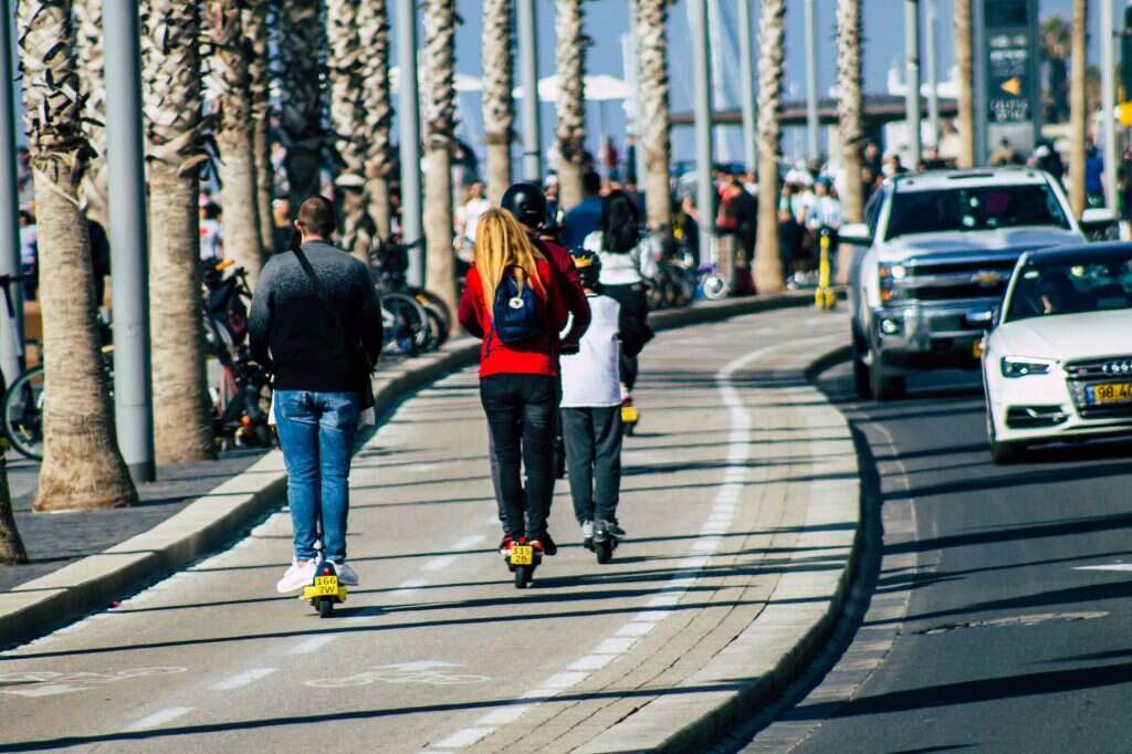 "הרחוב הכרסני נושף, מזיע ומתמוגג מהנאה". תל־אביב. | שאטרסטוק
