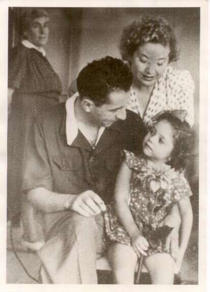 שתיים הן ויודעות. אלתרמן עם אשתו רחל מרכוס ובתו תרצה אתר. | באדיבות מכון גנזים אגודת הסופרים