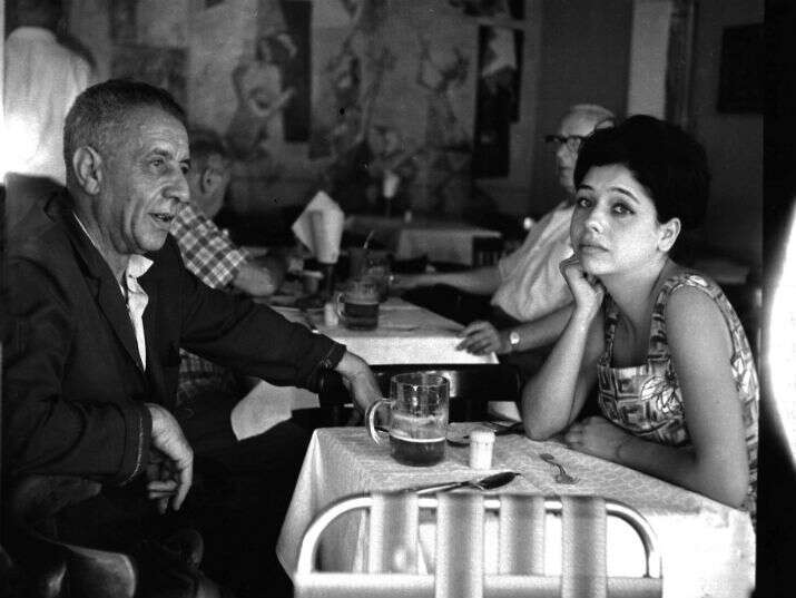 הרחובות שראו בצעידה לכיכר דיזנגוף אינם נראים אותו הדבר. אלתרמן ובתו תרצה אתר. | אברהם ברזילי מתוך אוסף דן הדני, הספרייה הלאומית