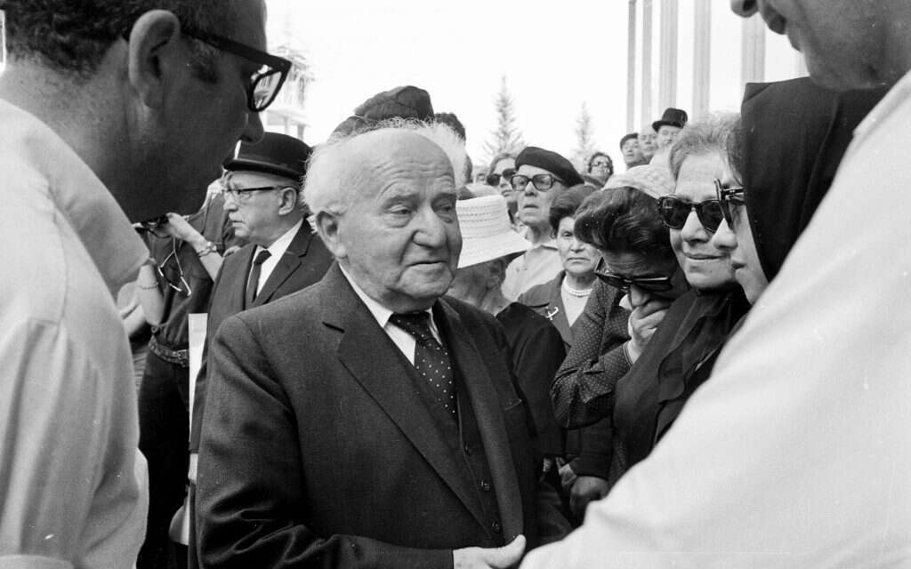 הזקן היה זה שליווה לקבורה את המשורר הנערץ עליו, ולא להפך. בן־גוריון בהלוויית אלתרמן, 1970. | ארכיון דן הדני, הספריה הלאומית ,Ippa Staff photographer