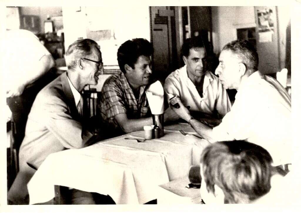 "תענוג להאזין אפילו לשיחות החולין שלהם". מימין לשמאל: אלתרמן, חיים גורי, אמיר גלבוע ואורי צבי גרינברג בקפה כסית. | באדיבות מכון גנזים אגודת הסופרים