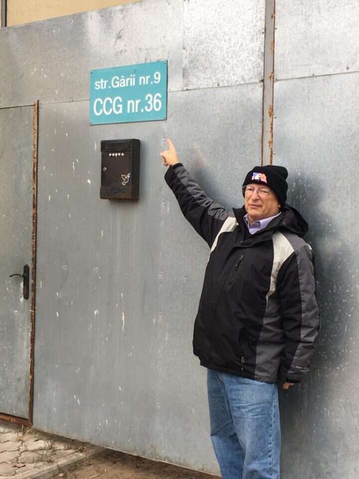 יואל רפל ליד כתובת ביתה של משפחת אלתרמן בקישינב. | יואל רפל