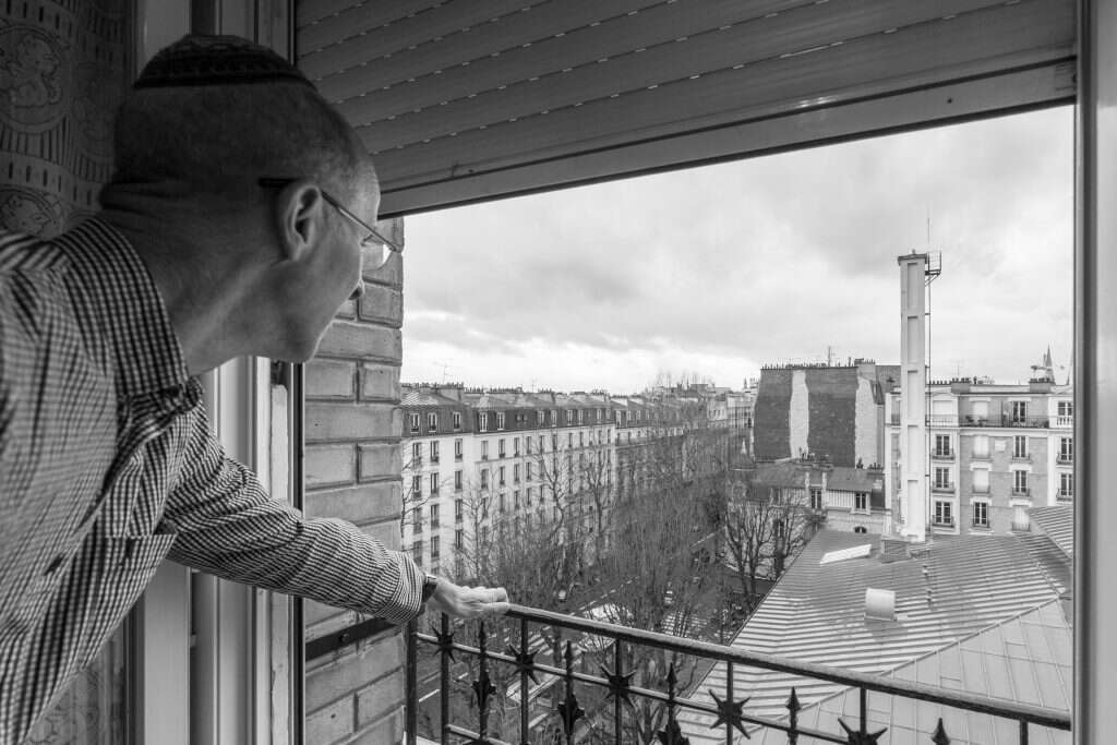 מתוך מראה הגגות והעננים הוורודים של העיר הזרה ניבטה תל־אביב. פריז מחלון חדרו של אלתרמן במלון ארמיטאז'.