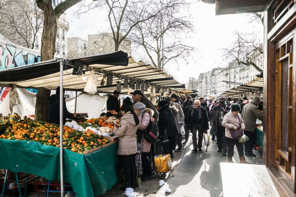היהודים נטשו בינתיים לרבעים אחרים. השוק בבלוויל