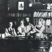 תאודור הרצל עם ילדיו בחדר העבודה בווינה, 1897. | לע"מ