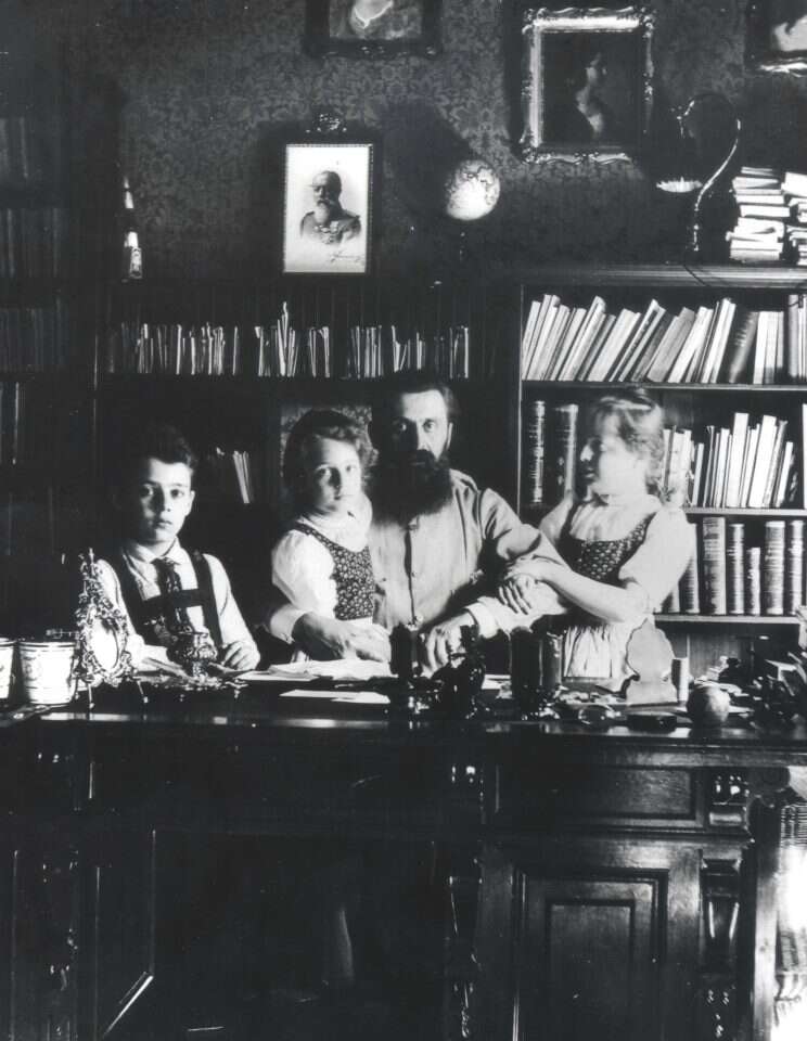 תאודור הרצל עם ילדיו בחדר העבודה בווינה, 1897. | לע"מ