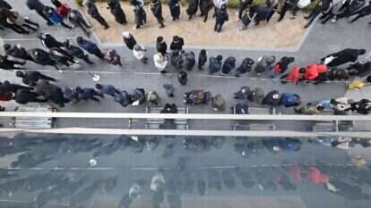 סינים עומדים בתור לרכישת מסכות. | AFP