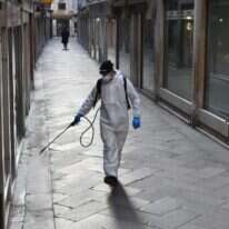 חיטוי רחובות בוונציה בעקבות התפרצות נגיף הקורונה. | AFP