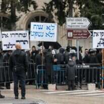 תומכי ברלנד מפגינים למענו מול בית המשפט. | אוליביה פיטוסי, פלאש 90 תומכי ברלנד מפגינים למענו מול בית המשפט. | אוליביה פיטוסי, פלאש 90