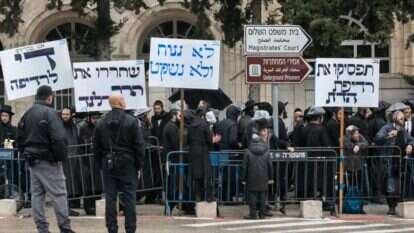 תומכי ברלנד מפגינים למענו מול בית המשפט. | אוליביה פיטוסי, פלאש 90