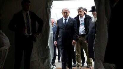 ראש הממשלה בנימין נתניהו מבקר במרכז הבידוד בשיבא,לפני איכלוסו. | EPA