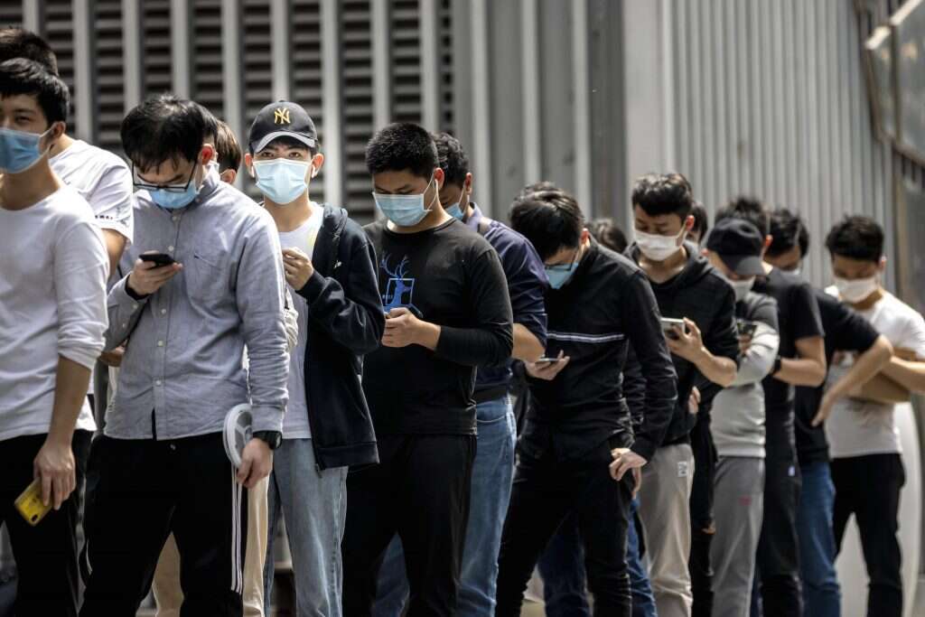 סינים עומדים בתור לרכישת מזון במחוז שנזן. | EPA