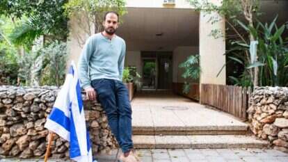 אליחי בן ישי מול ביתו של ח"כ גבי אשכנזי