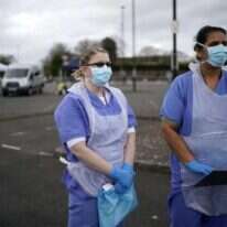 אחיות בבריטניה משוחחות עם התקשורת המקומית. | EPA