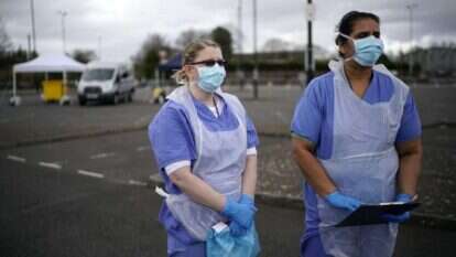 אחיות בבריטניה משוחחות עם התקשורת המקומית. | EPA