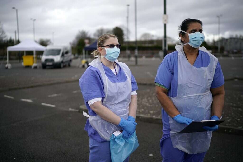 אחיות בבריטניה משוחחות עם התקשורת המקומית. | EPA