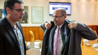 נגיד בנק ישראל אמיר ירון (מימין) ומנכ"ל משרד הבריאות משה בר סימן טוב. | אמיל סלמן